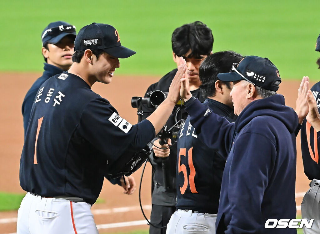 21일 대구 삼성라이온즈파크에서 2025 신한 SOL뱅크 KBO 플레이오프 삼성 라이온즈와 한화 이글스의 3차전 경기가 열렸다. 한화 김경문 감독이 삼성 5-4로 승리한 후 문동주와 하이파이브를 하고 있다. 2025.10.21 / foto0307@osen.co.kr