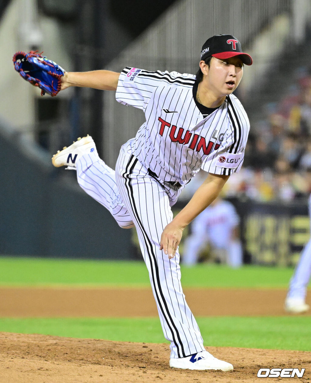 21일 서울 잠실야구장에서 ‘2025 신한 SOL Bank KBO리그’ LG 트윈스와 롯데 자이언츠의 경기가 열렸다.홈팀 LG는 요니 치리노스, 방문팀 롯데는 이민석을 선발로 내세웠다.6회초 마운드에 오른 LG 최채흥이 힘차게 공을 뿌리고 있다. 2025.08.21 / dreamer@osen.co.kr