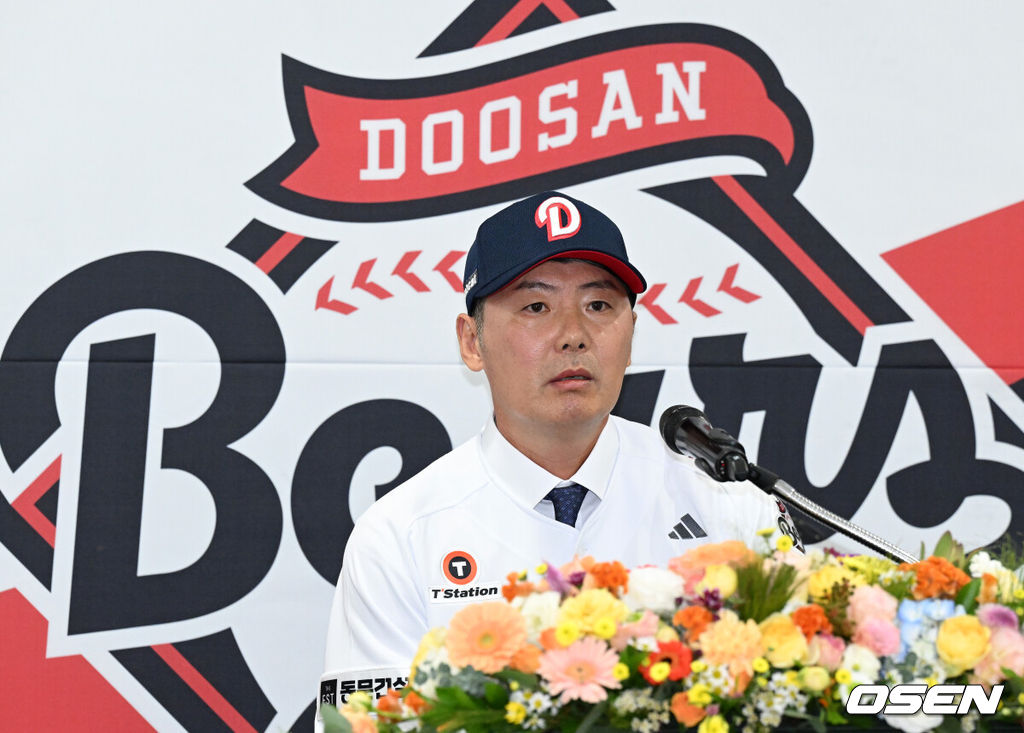 23일 오후 서울 잠실야구장에서 두산 베어스 김원형 감독 취임식이 열렸다.계약 규모는 2+1년 최대 20억 원(계약금 5억, 연봉 각 5억 원)이다.김 감독은 23일 취임식을 거쳐 29일부터 진행되는 일본 미야자키 마무리캠프로 향해 2025시즌을 복기하고 2026시즌 팀을 한 단계 업그레이드 시킬 수 있는 옥석가리기에 나설 예정이다.두산 김원형 감독이 인터뷰를 하고 있다. 2025.10.23 /sunday@osen.co.kr