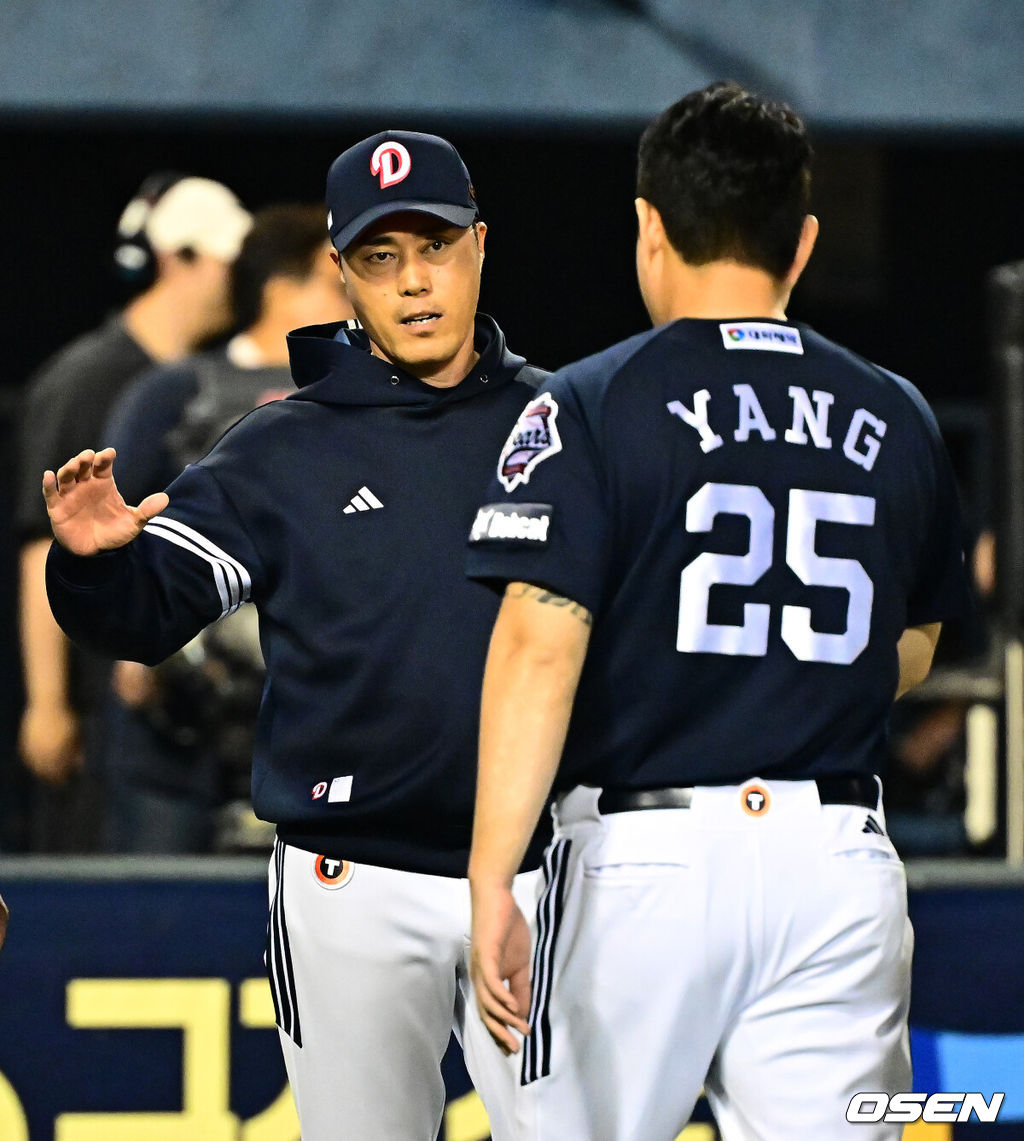 프로야구 LG 트윈스가 매직넘버 '1'을 지우지 못했다. 두산 베어스에 발목이 잡혔다. LG는 30일 서울 잠실구장에서 열린 2025 KBO리그 두산과 경기에서 0-6으로 패배했다. LG는 2연패를 당하며 정규시즌 우승을 확정짓지 못했다. LG는 1일 NC와 시즌 최종전을 치른다. 이기면 자력 우승이다. 이날 한화가 롯데에 연장 10회 끝내기 승리를 거둬 타이브레이커 경우의 수가 남아있다. 경기를 마치고 두산 조성환 감독대행이 양의지와 승리를 기뻐하고 있다. 2025.09.30 /jpnews@osen.co.kr