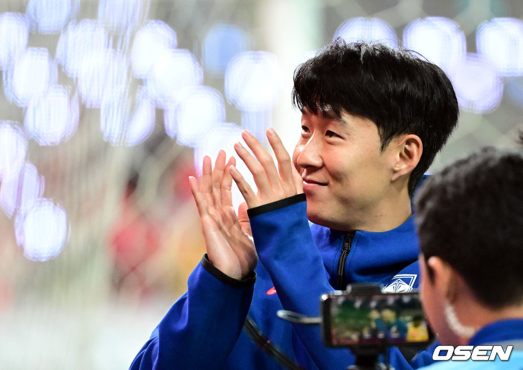 한국 축구가 안방에서 '남미 강호' 파라과이를 물리치며 사상 최초의 2026 국제축구연맹(FIFA) 북중미 월드컵 포트 2 확보에 청신호를 켰다.한국 축구대표팀은 14일 오후 8시 서울월드컵경기장에서 열린 A매치 친선 경기에서 파라과이를 2-0으로 제압했다. 지난 10일 일본 원정에서 2-2로 비기고 온 파라과이는 한국에 덜미를 잡히며 10월 아시아 투어를 1무 1패로 마감하게 됐다.대한민국 손흥민이 승리를 기뻐하고 있다. 2025.10.14 /cej@osen.co.kr