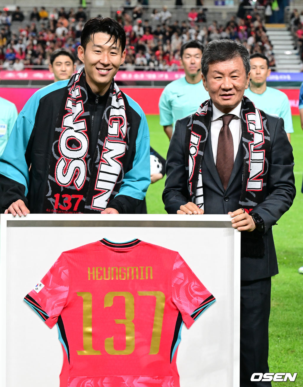 한국 축구가 안방에서 '남미 강호' 파라과이를 물리치며 사상 최초의 2026 국제축구연맹(FIFA) 북중미 월드컵 포트 2 확보에 청신호를 켰다.한국 축구대표팀은 14일 오후 8시 서울월드컵경기장에서 열린 A매치 친선 경기에서 파라과이를 2-0으로 제압했다. 지난 10일 일본 원정에서 2-2로 비기고 온 파라과이는 한국에 덜미를 잡히며 10월 아시아 투어를 1무 1패로 마감하게 됐다.손흥민이 A매치 최다 출장 기념 유니폼을 들고 대한축구협회 정몽규 회장과 포즈를 취하고 있다. 2025.10.14 /cej@osen.co.kr