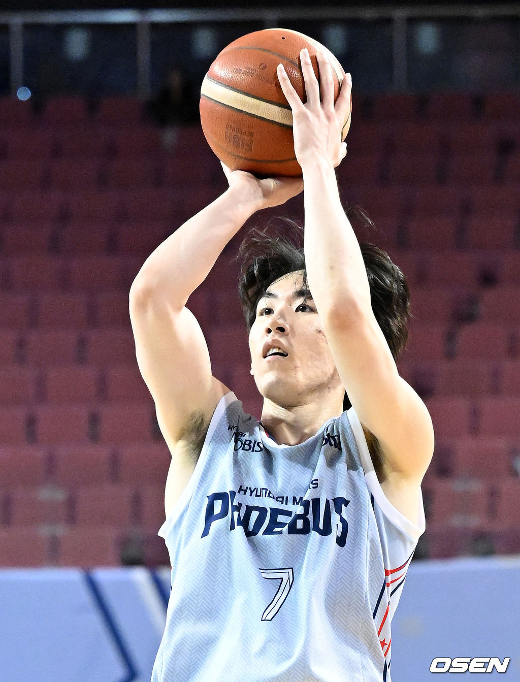 23일 오후 서울 잠실실내체육관에서 ‘2025-2026 LG전자 프로농구’ 서울 삼성과 울산 현대모비스의 경기가 열렸다.삼성은 2승 3패로 8위, 현대모비스는 3승 4패로 6위를 기록 중이다. 3쿼터 현대모비스 서명진이 슛을 시도하고 있다. 2025.10.23 /sunday@osen.co.kr