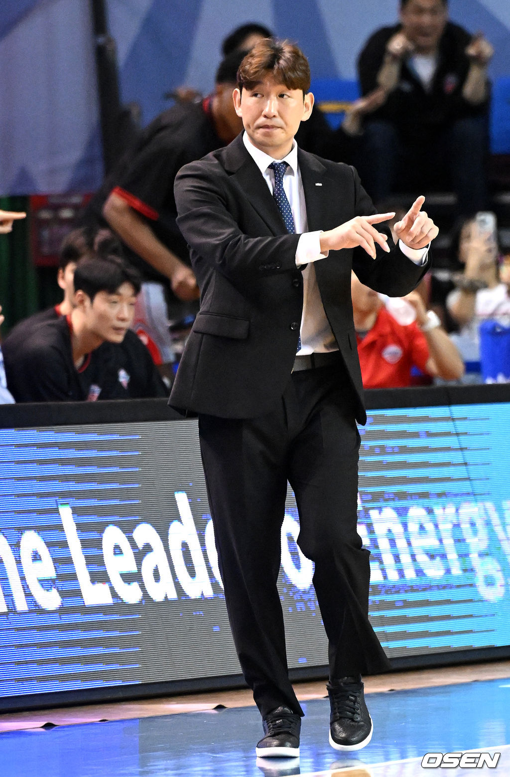 23일 오후 서울 잠실실내체육관에서 ‘2025-2026 LG전자 프로농구’ 서울 삼성과 울산 현대모비스의 경기가 열렸다.삼성은 2승 3패로 8위, 현대모비스는 3승 4패로 6위를 기록 중이다. 3쿼터 현대모비스 양동근 감독이 작전을 지시하고 있다. 2025.10.23 /sunday@osen.co.kr