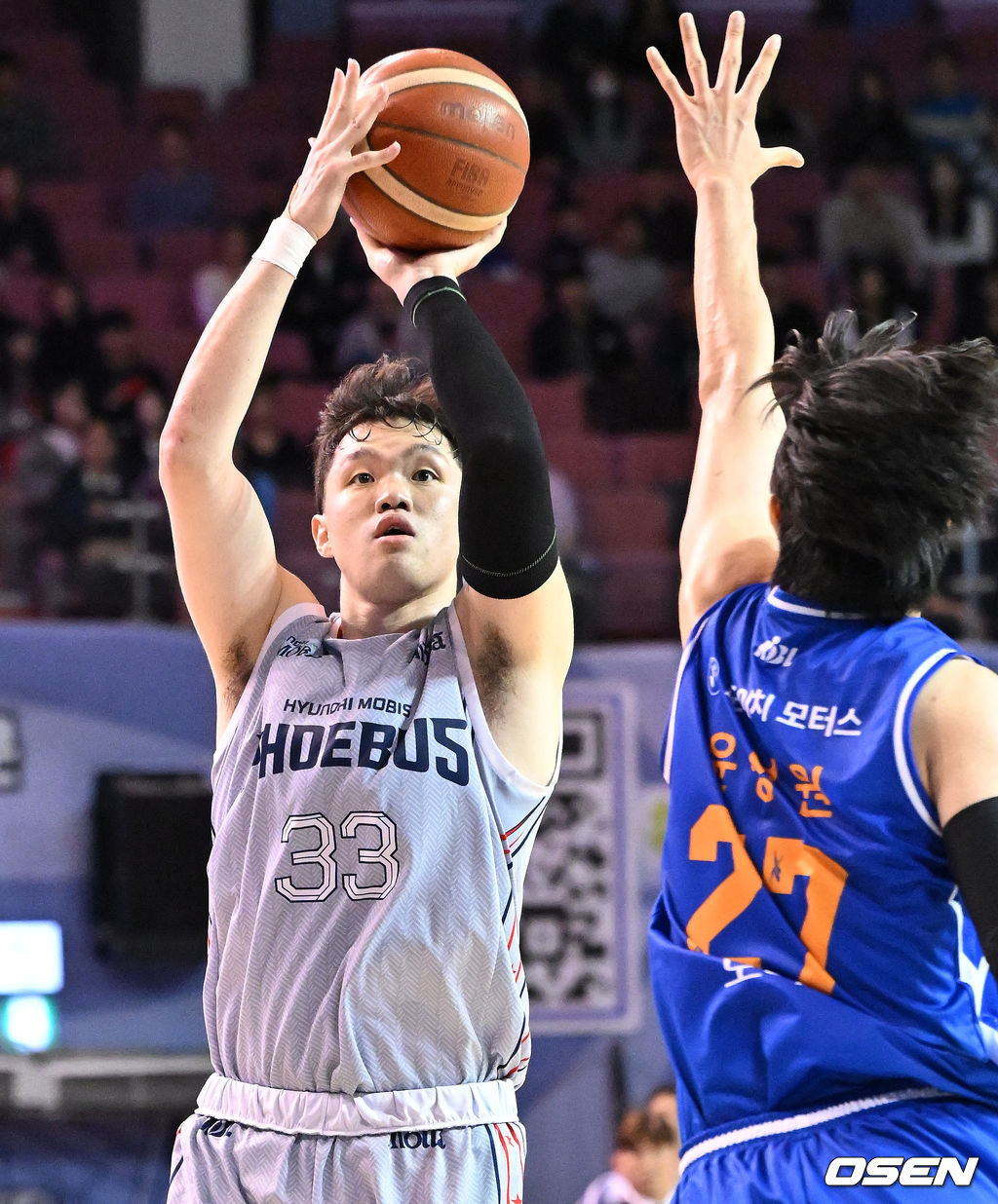 23일 오후 서울 잠실실내체육관에서 ‘2025-2026 LG전자 프로농구’ 서울 삼성과 울산 현대모비스의 경기가 열렸다.삼성은 2승 3패로 8위, 현대모비스는 3승 4패로 6위를 기록 중이다. 4쿼터 현대모비스 이승현이 슛을 시도하고 있다. 2025.10.23 /sunday@osen.co.kr