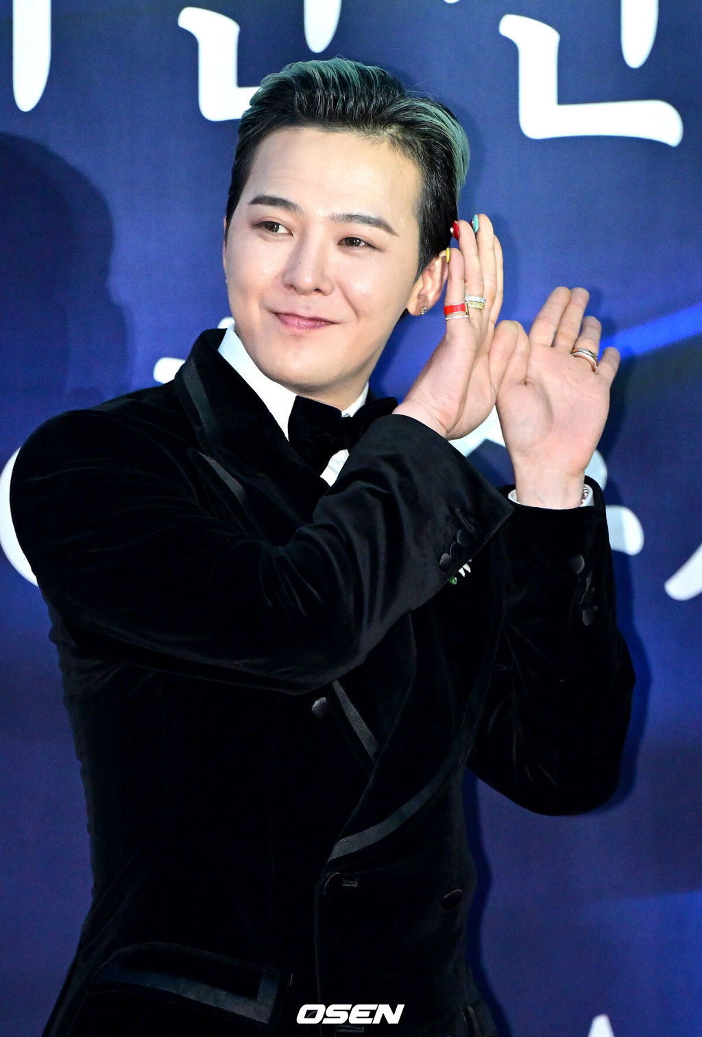 23일 오후 서울 장충동 국립극장 해오름극장에서 '2025 대한민국 대중문화예술상' 레드카펫 행사가 열렸다.올해로 16회를 맞이한 '대중문화예술상'은 대중문화예술인들의 사회적 위상과 창작 의욕을 높이고, 대중문화예술산업 발전에 이바지한 이들의 공을 기리고자 마련된 대중문화예술 분야 최고 권위의 정부 포상이다.가수 지드래곤이 레드카펫을 밟고 있다. 2024.10.23 / dreamer@osen.co.kr