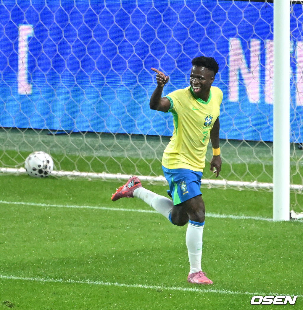 홍명보 감독이 이끄는 대한민국 대표팀은 10일 오후 서울월드컵경기장에서 '세계 최강' 브라질과 A매치 평가전을 가졌다.한국이 브라질을 상대로 마지막으로 웃은 건 1999년 3월 28일이었다. 당시 잠실에서 열린 친선경기에서 김도훈의 결승골로 1-0 승리를 거뒀다. 다만, 그 승리가 마지막이었다. 한국은 브라질을 상대로 1승 1무 8패에 그쳤다. 브라질과의 이번 경기는 단순한 친선전이 아닌, 2026 북중미 월드컵을 향한 본격적인 시험대다. 후반 브라질 비니시우스가 팀의 다섯번째 골을 성공시키고 환호하고 있다. 2025.10.10 /sunday@osen.co.kr