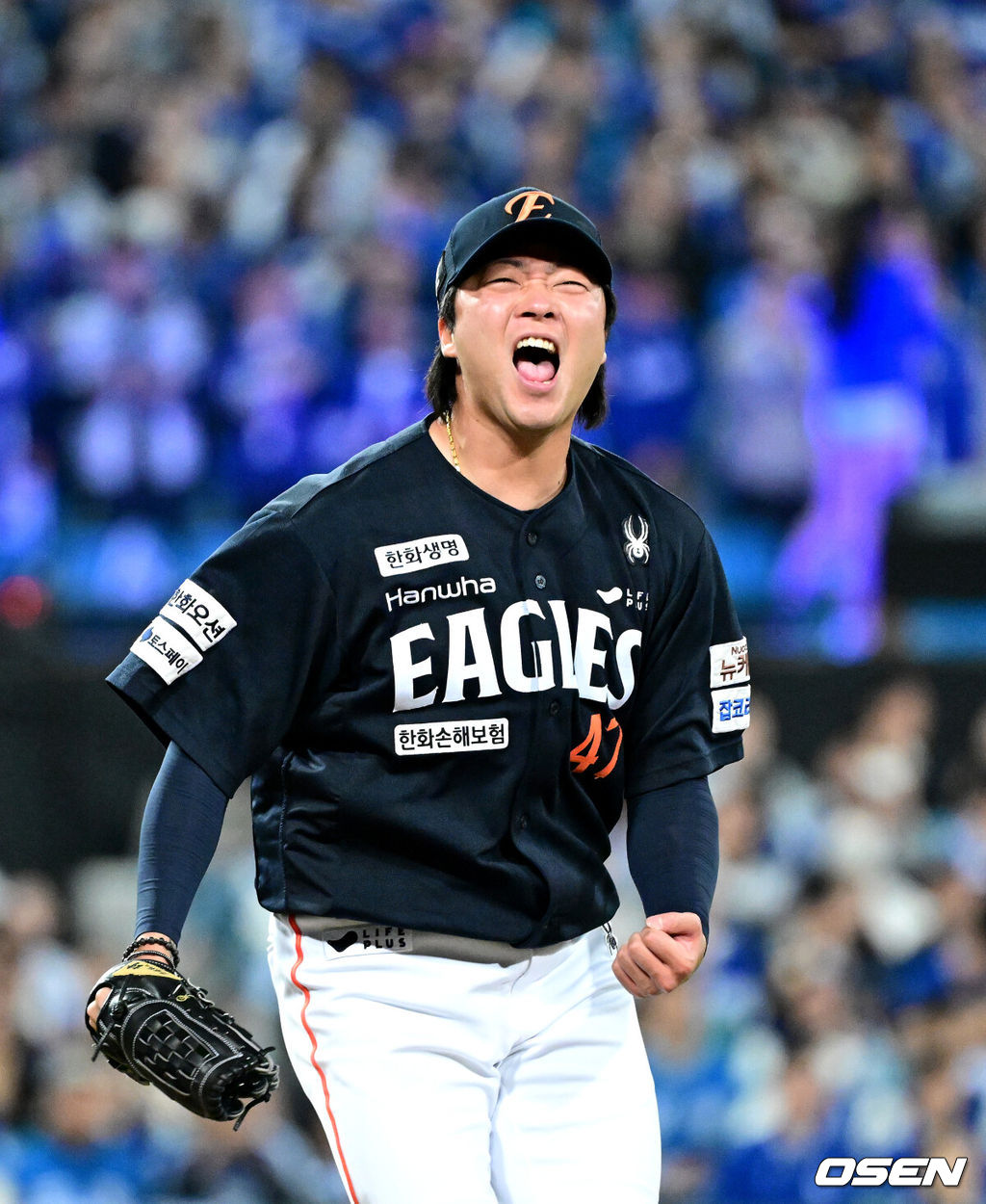 21일 대구 삼성라이온즈파크에서 ‘2025 신한 SOL Bank KBO리그’ 포스트시즌 플레이오프 3차전 삼성 라이온즈와 한화 이글스의 경기가 열렸다.홈팀 삼성은 아리엘 후라도, 방문팀 한화는 류현진을 선발로 내세웠다.5회말 삼성 공격을 무실점으로 막아낸 삼성 투수 김범수가 더그아웃으로 향하며 환호하고 있다. 2025.10.21 / dreamer@osen.co.kr