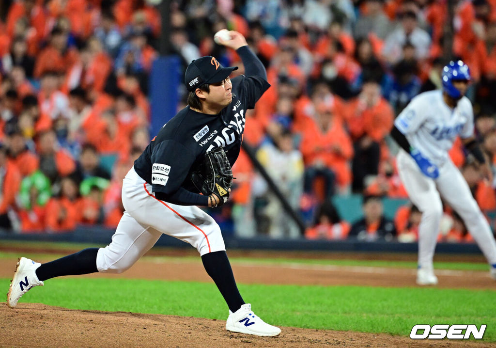 22일 대구 삼성라이온즈파크에서 2025 신한 SOL Bank KBO리그 포스트시즌 플레이오프 4차전 삼성 라이온즈와 한화 이글스의 경기가 열렸다.홈팀 삼성은 원태인, 방문팀 한화는 정우주를 선발로 내세웠다.4회말 1사 1루 한화 김범수가 역투를 하고 있다. 2025.10.22 /cej@osen.co.kr