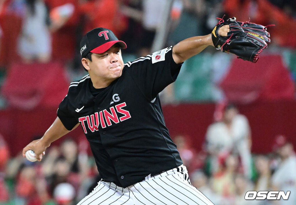 17일 인천 SSG랜더스필드에서 ‘2025 신한 SOL Bank KBO리그’ SSG 랜더스와 LG 트윈스의 경기가 열렸다. 7회말 마운드에 오른 LG 장현식이 힘차게 공을 뿌리고 있다. 2025.08.17 / dreamer@osen.co.kr