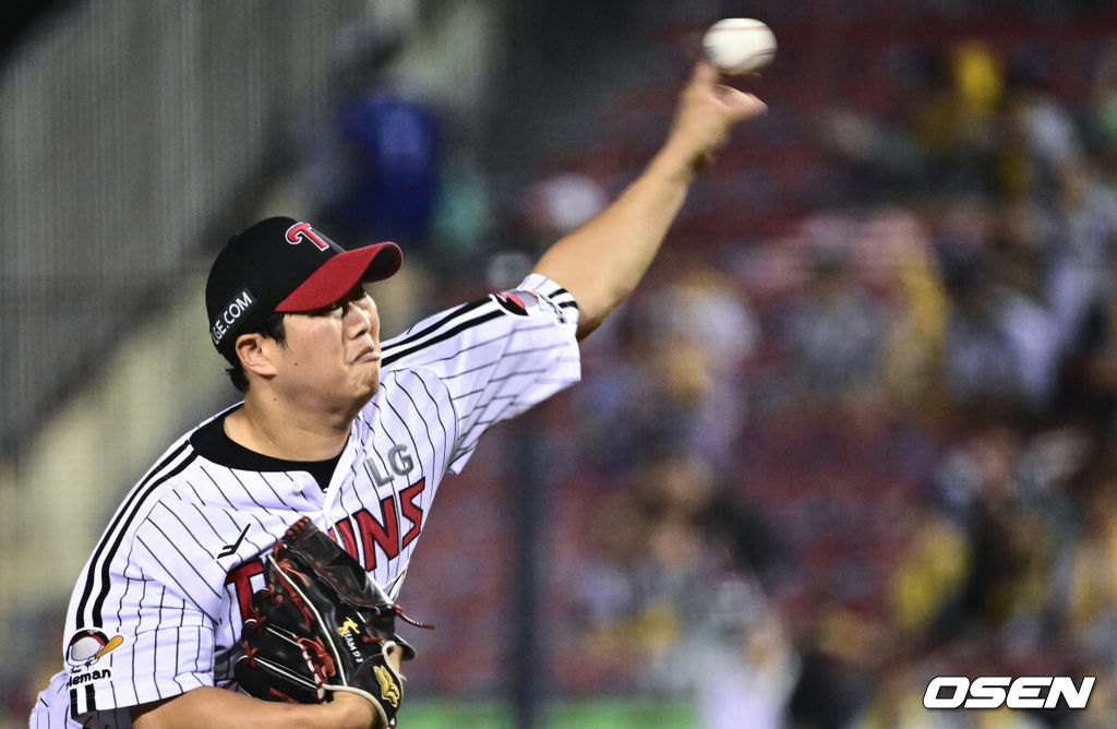 6일 오후 서울 잠실구장에서 ‘2025 신한 SOL Bank KBO리그’ LG 트윈스와 두산 베어스의 경기가 열렸다. 8회초 LG 함덕주가 역투하고 있다. 2025.08.06 /cej@osen.co.kr