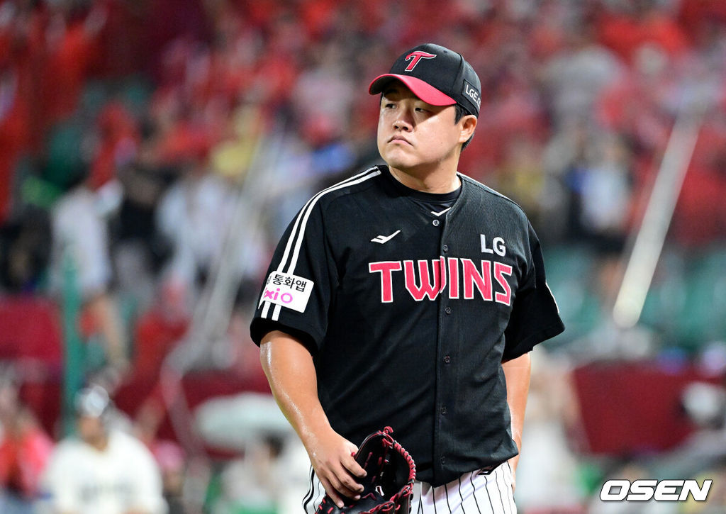 17일 인천 SSG랜더스필드에서 ‘2025 신한 SOL Bank KBO리그’ SSG 랜더스와 LG 트윈스의 경기가 열렸다. 7회말 1사 1, 2루 상황 LG 투수 장현식이 마운드를 내려가고 있다. 2025.08.17 / dreamer@osen.co.kr