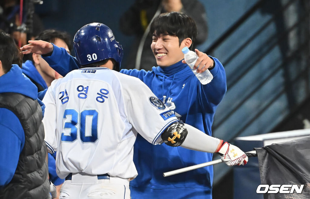 22일 대구 삼성라이온즈파크에서 2025 신한 SOL뱅크 KBO 플레이오프 삼성 라이온즈와 한화 이글스의 4차전 경기가 열렸다. 홈팀 삼성은 원태인이, 방문팀 한화는 정우주가 선발 투수로 출전했다.삼성 라이온즈 김영웅이 7회말 1사 1,2루 우월 역전 3점 홈런을 치고 원태인의 축하를 받고 있다. 2025.10.22 / foto0307@osen.co.kr