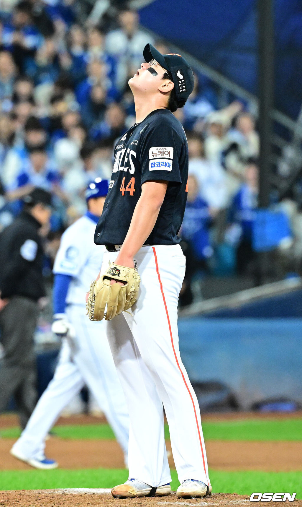 22일 대구 삼성라이온즈파크에서 ‘2025 신한 SOL Bank KBO리그’ 포스트시즌 플레이오프 4차전 삼성 라이온즈와 한화 이글스의 경기가 열렸다.삼성은 원태인, 한화는 정우주를 선발로 내세웠다.6회말 2사 1, 2루 상황 한화 투수 김서현이 마운드를 내려가며 아쉬워하고 있다. 2025.10.22 / dreamer@osen.co.kr