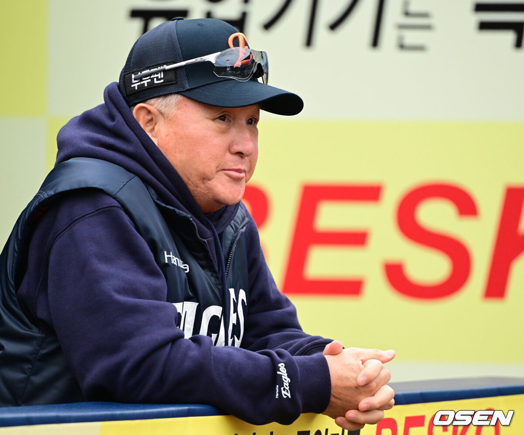 22일 대구 삼성라이온즈파크에서 2025 신한 SOL Bank KBO리그 포스트시즌 플레이오프 4차전 삼성 라이온즈와 한화 이글스의 경기가 열린다.홈팀 삼성은 원태인, 방문팀 한화는 정우주를 선발로 내세웠다.한화 김경문 감독이 선수단 훈련을 지켜보고 있다. 2025.10.22 /cej@osen.co.kr