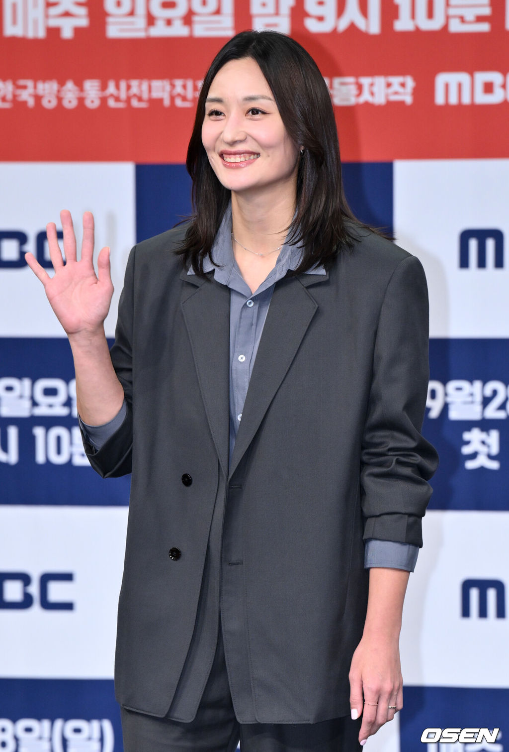 MBC 새 예능 ‘신인감독 김연경’ 제작발표회가 24일 서울 마포구 상암 MBC 골든마우스홀에서 열렸다.오는 28일 첫 방송하는 MBC 새 예능 프로그램 ‘신인감독 김연경’은 신인감독으로 돌아온 배구계의 전설 배구 황제 김연경의 구단 창설 프로젝트다.전 배구선수 표승주가 포즈를 취하고 있다. 2025.09.24 /cej@osen.co.kr