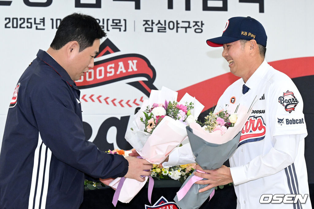 23일 오후 서울 잠실야구장에서 두산 베어스 김원형 감독 취임식이 열렸다.계약 규모는 2+1년 최대 20억 원(계약금 5억, 연봉 각 5억 원)이다.김 감독은 23일 취임식을 거쳐 29일부터 진행되는 일본 미야자키 마무리캠프로 향해 2025시즌을 복기하고 2026시즌 팀을 한 단계 업그레이드 시킬 수 있는 옥석가리기에 나설 예정이다.두산 양의지가 김원형 감독에게 꽃다발을 전달하고 있다. 2025.10.23 /sunday@osen.co.kr