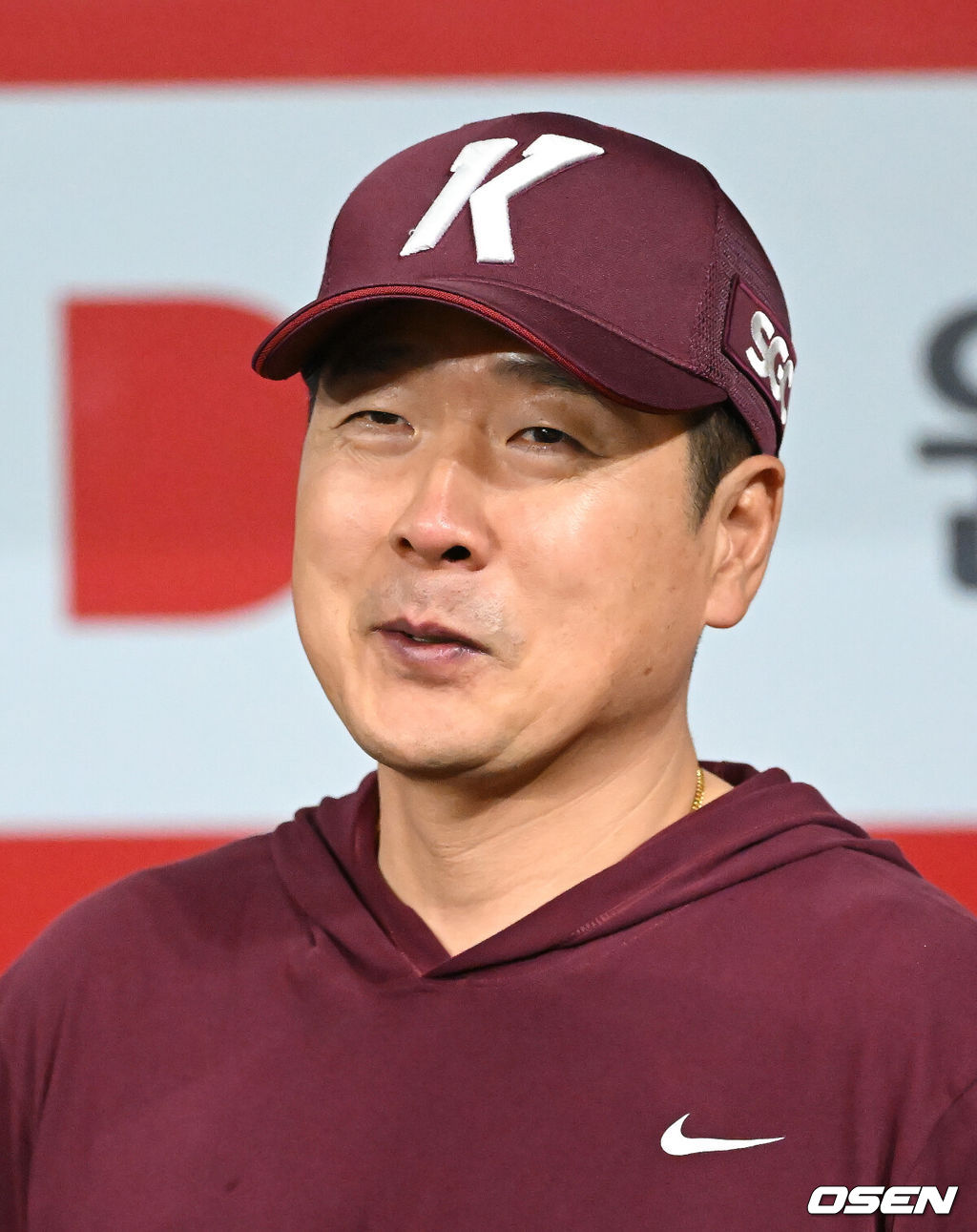 27일 오후 서울 고척스카이돔에서 2025 신한 SOL Bank KBO리그 키움 히어로즈와 삼성 라이온즈의 경기가 열렸다.키움은 정현우, 삼성은 최원태를 선발 투수로 내세웠다.경기 시작에 앞서 키움 홍원기 감독이 취재진과 인터뷰를 진행하고 있다.  2025.06.27 / ksl0919@osen.co.kr 