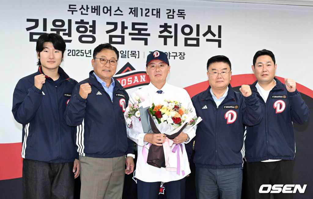 23일 오후 서울 잠실야구장에서 두산 베어스 김원형 감독 취임식이 열렸다.계약 규모는 2+1년 최대 20억 원(계약금 5억, 연봉 각 5억 원)이다.김 감독은 23일 취임식을 거쳐 29일부터 진행되는 일본 미야자키 마무리캠프로 향해 2025시즌을 복기하고 2026시즌 팀을 한 단계 업그레이드 시킬 수 있는 옥석가리기에 나설 예정이다.두산 곽빈, 고영섭 대표이사, 김원형 감독, 김태룡 단장, 양의지가 기념촬영을 하고 있다. 2025.10.23 /sunday@osen.co.kr