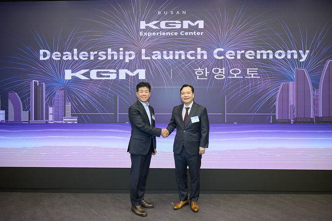 지난 23일 KGM 익스피리언스 센터 부산에서 열린 ‘딜러십 론칭 세리머니’에서 황기영 KGM 대표이사(왼쪽)와 김종헌 한영 오토 대표이사(오른쪽)가 기념 사진을 촬영하고 있다.