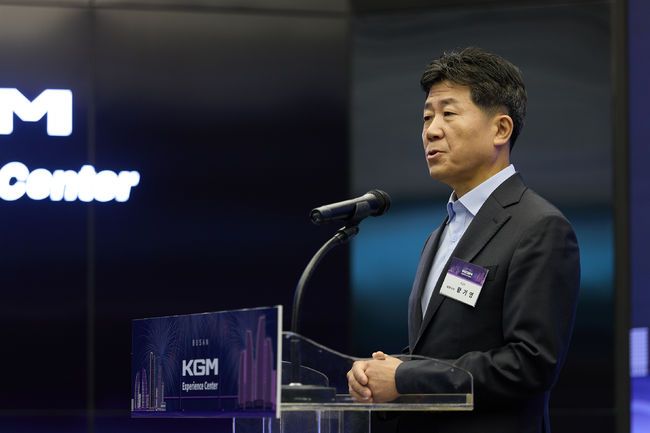 KGM 익스피리언스 센터 부산에서 열린 ‘딜러십 론칭 세리머니’에서 황기영 KGM 대표이사가 축사를 하고 있다.
