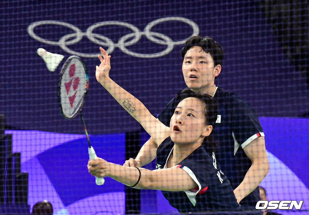 1일(한국시각) 프랑스 파리 포르트 드 라 샤펠 아레나에서 ‘2024 파리올림픽’ 배드민턴 혼성 복식 8강 한국 서승재-채유정 조와 홍콩 탕천만-체잉수 조의 경기가 열렸다.한국 서승재-채유정은 홍콩을 물리치고 4강에 진출했다.한국 서승재-채유정 조가 경기를 펼치고 있다. 2024.08.01 / dreamer@osen.co.kr