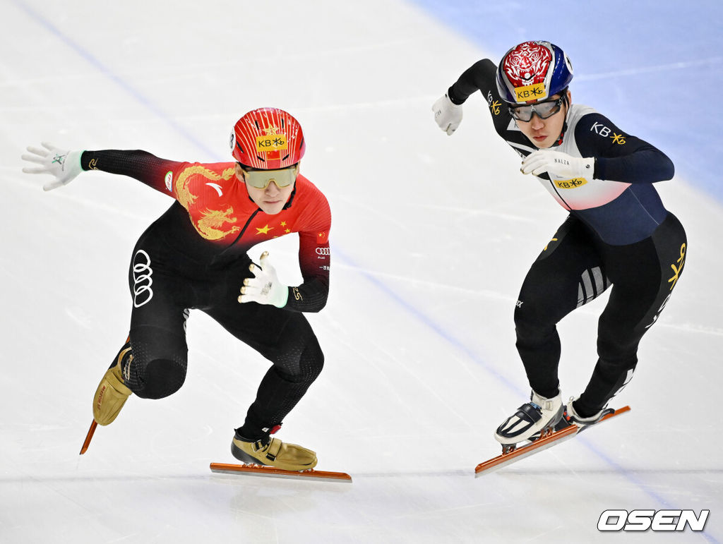 12일 서울 목동 아이스링크에서 '2023 KB금융 국제빙상경기연맹(ISU) 쇼트트랙 세계선수권대회' 본선 경기가 진행됐다.남자 1000m 준준결승에서 한국 박지원과 중국 린샤오쥔(한국명 임효준)이 달려나오고 있다. 2023.03.12 / rumi@osen.co.kr