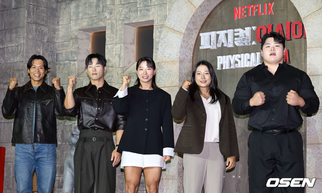 넷플릭스 '피지컬: 아시아' 제작발표회가 24일 오후 서울 강남구 웨스틴 서울 파르나스에서 열렸다.피지컬: 아시아는 한국, 일본, 태국, 몽골, 튀르키예, 인도네시아, 호주, 필리핀 등 8개국이 국기를 걸고 펼치는 피지컬 전쟁이다. 아모띠, 윤성빈, 장은실, 최승연, 김민재가 포즈를 취하고 있다. 2025.10.24 /cej@osen.co.kr