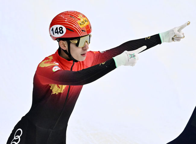 11일 서울 목동 아이스링크에서 '2023 KB금융 국제빙상경기연맹(ISU) 쇼트트랙 세계선수권대회' 본선 경기가 진행됐다.남자 계주 5000m 준결승전에서 린샤오쥔(한국명 임효준)이 조 2위로 결승점을 통과하며 세리머니를 하고 있다. 2023.03.11 / rumi@osen.co.kr