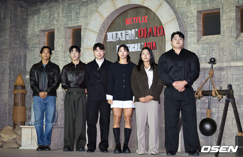 넷플릭스 '피지컬: 아시아' 제작발표회가 24일 오후 서울 강남구 웨스틴 서울 파르나스에서 열렸다.피지컬: 아시아는 한국, 일본, 태국, 몽골, 튀르키예, 인도네시아, 호주, 필리핀 등 8개국이 국기를 걸고 펼치는 피지컬 전쟁이다. 아모띠, 윤성빈, 장호기PD, 장은실, 최승연, 김민재가 포즈를 취하고 있다. 2025.10.24 /cej@osen.co.kr