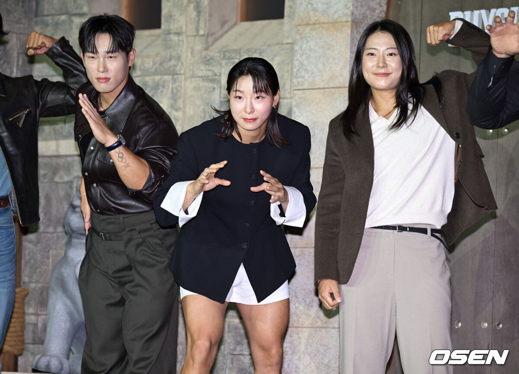 넷플릭스 '피지컬: 아시아' 제작발표회가 24일 오후 서울 강남구 웨스틴 서울 파르나스에서 열렸다.피지컬: 아시아는 한국, 일본, 태국, 몽골, 튀르키예, 인도네시아, 호주, 필리핀 등 8개국이 국기를 걸고 펼치는 피지컬 전쟁이다. 윤성빈, 장은실, 최승연이 포즈를 취하고 있다. 2025.10.24 /cej@osen.co.kr