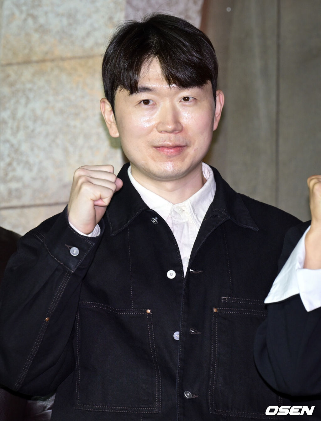 넷플릭스 '피지컬: 아시아' 제작발표회가 24일 오후 서울 강남구 웨스틴 서울 파르나스에서 열렸다.피지컬: 아시아는 한국, 일본, 태국, 몽골, 튀르키예, 인도네시아, 호주, 필리핀 등 8개국이 국기를 걸고 펼치는 피지컬 전쟁이다. 장호기 PD가 포즈를 취하고 있다. 2025.10.24 /cej@osen.co.kr