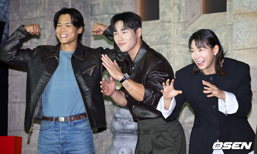 넷플릭스 '피지컬: 아시아' 제작발표회가 24일 오후 서울 강남구 웨스틴 서울 파르나스에서 열렸다.피지컬: 아시아는 한국, 일본, 태국, 몽골, 튀르키예, 인도네시아, 호주, 필리핀 등 8개국이 국기를 걸고 펼치는 피지컬 전쟁이다. 아모띠, 윤성빈, 장은실이 포즈를 취하고 있다. 2025.10.24 /cej@osen.co.kr