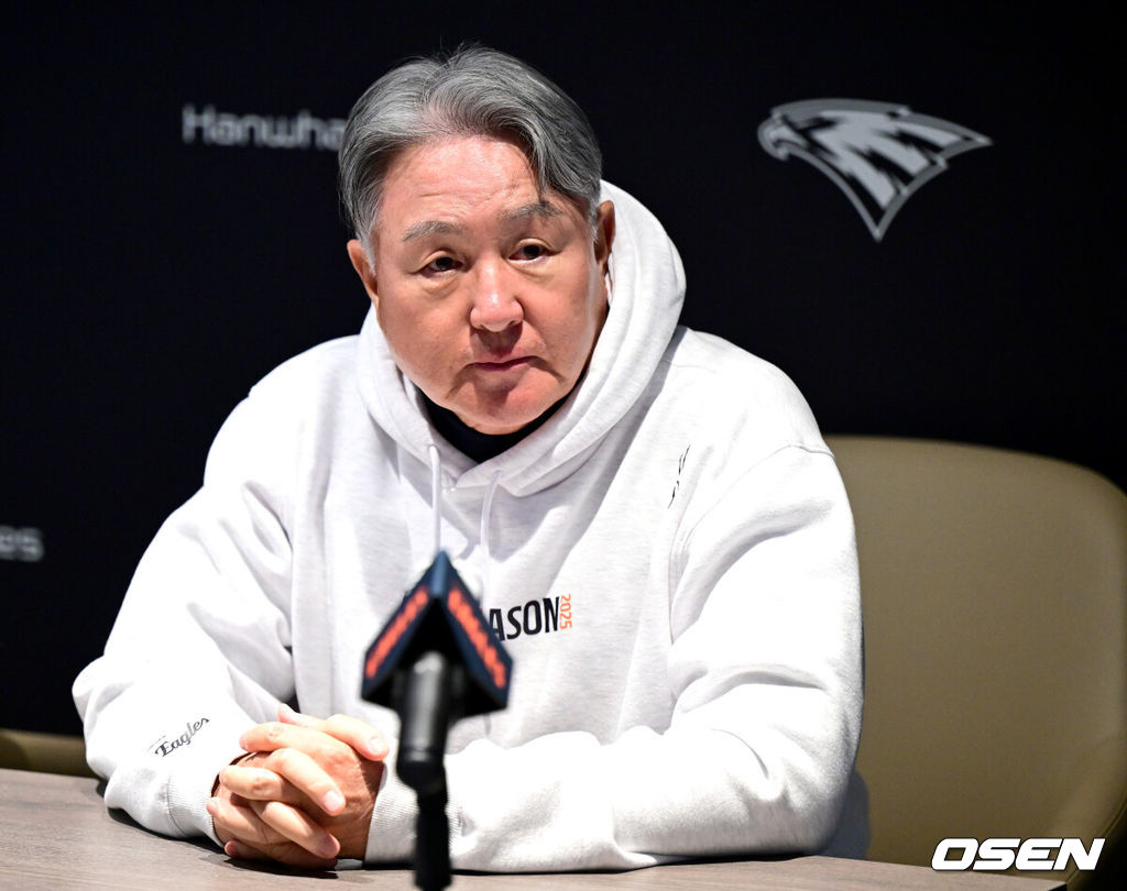 24일 대전 한화생명볼파크에서 ‘2025 신한 SOL Bank KBO리그’ 포스트시즌 플레이오프 5차전 삼성 라이온즈와 한화 이글스의 경기가 열린다.한화는 코디 폰세, 삼성은 최원태를 선발로 내세운다.경기를 앞두고 한화 김경문 감독이 취재진과 질의응답 시간을 갖고 있다. 2025.10.24 / dreamer@osen.co.kr