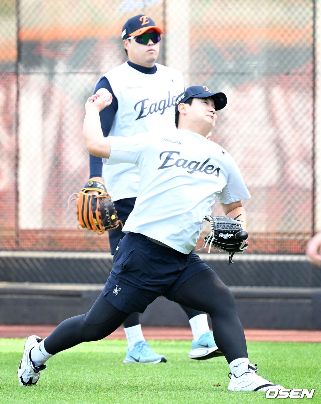 24일 오후 대전 한화생명볼파크에서 2025 신한 SOL Bank KBO리그 포스트시즌 플레이오프 5차전 한화 이글스와 삼성 라이온즈의 경기가 열렸다.한화는 코디 폰세, 삼성은 최원태를 선발 투수로 내세웠다.경기에 앞서 한화 김서현이 캐치볼을 하고 있다. 2025.10.24 /sunday@osen.co.kr