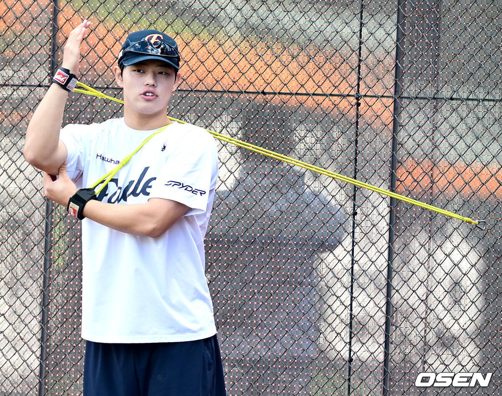 24일 대전 한화생명볼파크에서 ‘2025 신한 SOL Bank KBO리그’ 포스트시즌 플레이오프 5차전 삼성 라이온즈와 한화 이글스의 경기가 열린다.한화는 코디 폰세, 삼성은 최원태를 선발로 내세운다.경기를 앞두고 한화 문동주가 훈련을 펼치고 있다. 2025.10.24 / dreamer@osen.co.kr