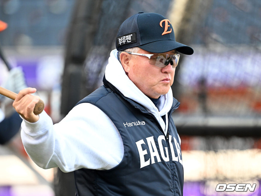 24일 오후 대전 한화생명볼파크에서 2025 신한 SOL Bank KBO리그 포스트시즌 플레이오프 5차전 한화 이글스와 삼성 라이온즈의 경기가 열렸다.한화는 코디 폰세, 삼성은 최원태를 선발 투수로 내세웠다.경기에 앞서 한화 김경문 감독이 훈련을 바라보고 있다. 2025.10.24 /sunday@osen.co.kr