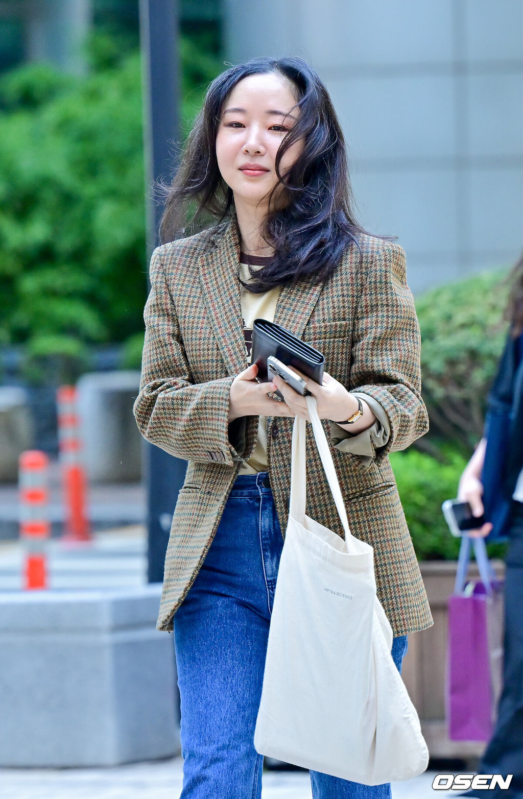 11일 서울중앙지방법원 형사31부가 하이브가 민희진 전 어도어 대표를 상대로 제기한 주주간계약 해지 확인 소송과, 민희진 전 대표가 하이브를 상대로 낸 풋옵션 관련 주식매매대금 청구 소송의 마지막 변론기일을 진행했다.재판부는 하이브 측 증인 신문과 구두 변론을 마친 뒤 선고기일을 정할 예정이다. 앞서 지난 6월 열린 3차 변론에서 하이브는 민희진 전 대표가 뉴진스 멤버 부모들을 회유하고 세세한 지시를 내리며 입장을 조율했다고 주장하며, 이는 ‘뉴진스 빼가기’ 계획의 일환으로 주주간계약 위반에 해당한다고 강조했다.민 전 대표는 지난해 4월부터 하이브와 법적 갈등을 이어오고 있으며, 하이브는 경영권 탈취와 배임 의혹 등을 이유로 감사에 착수했다. 반면 민 전 대표는 뉴진스 콘셉트 표절 문제가 갈등의 핵심이라고 맞서며 양측의 대립이 심화됐다.민희진 전 대표가 출석하고 있다. 2025.09.11 / soul1014@osen.co.kr