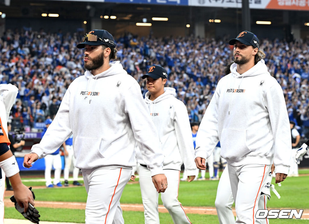 삼성은 19일 대전 한화생명볼파크에서 열린 포스트시즌 플레이오프 2차전 한화 이글스와의 경기에서 타선이 폭발하며 7-3 완승을 거뒀다.시리즈 전적 1승 1패로 동률을 만들고 홈구장 대구 삼성라이온즈파크로 돌아간다. 경기 종료 후 한화 폰세와 와이스가 아쉬워하고 있다. 2025.10.19 /sunday@osen.co.kr