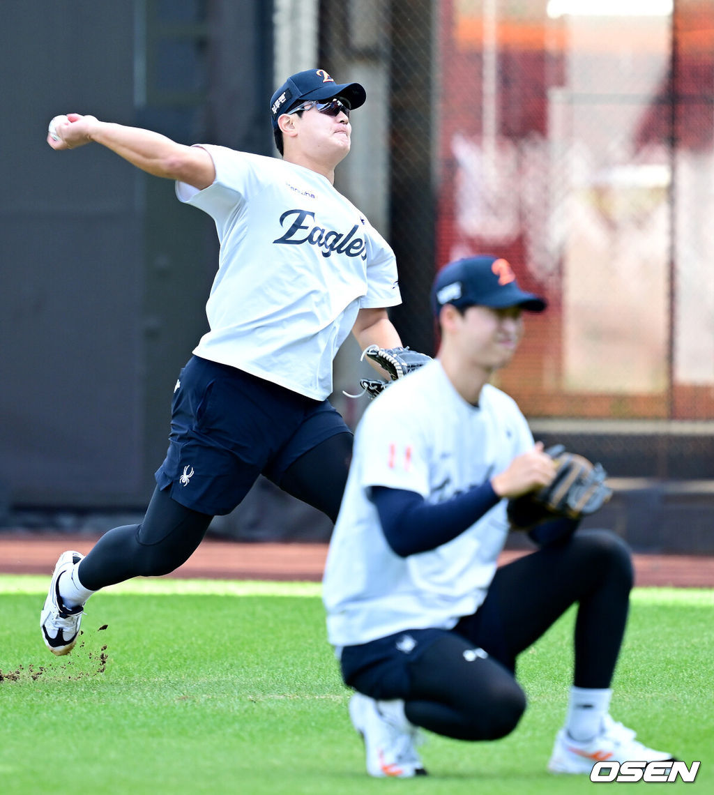 24일 대전 한화생명볼파크에서 ‘2025 신한 SOL Bank KBO리그’ 포스트시즌 플레이오프 5차전 삼성 라이온즈와 한화 이글스의 경기가 열린다.한화는 코디 폰세, 삼성은 최원태를 선발로 내세운다.경기를 앞두고 한화 김서현을 비롯한 선수들이 훈련을 펼치고 있다. 2025.10.24 / dreamer@osen.co.kr