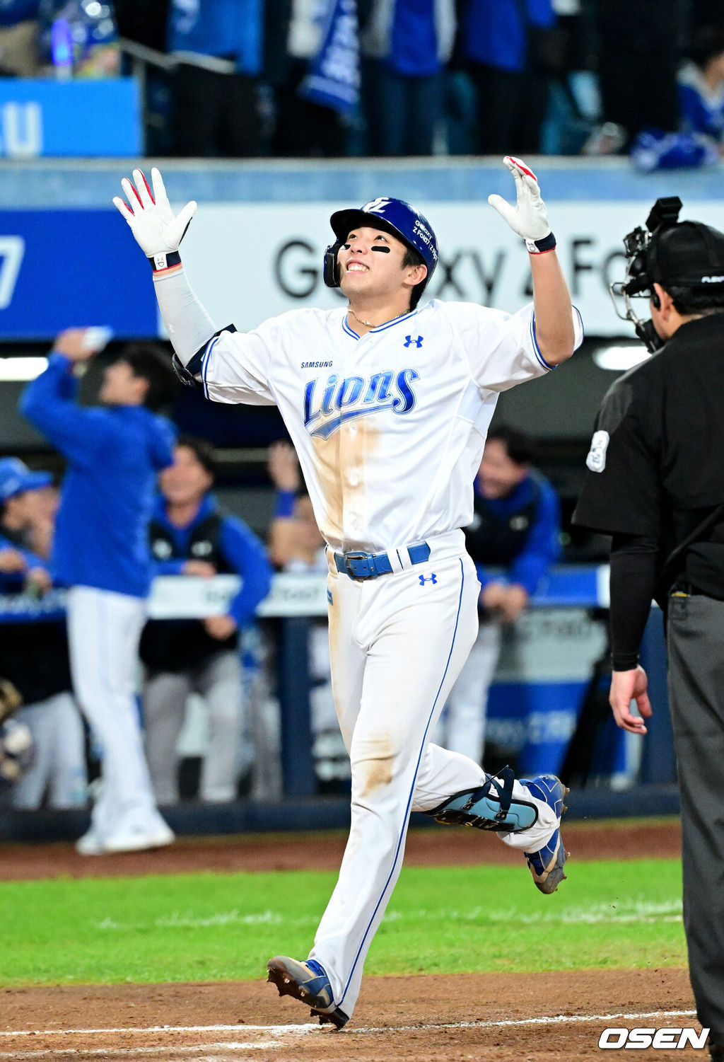 22일 대구 삼성라이온즈파크에서 ‘2025 신한 SOL Bank KBO리그’ 포스트시즌 플레이오프 4차전 삼성 라이온즈와 한화 이글스의 경기가 열렸다.삼성은 원태인, 한화는 정우주를 선발로 내세웠다.7회말 1사 1, 2루 상황 삼성 김영웅이 역전 우월 스리런포를 날리고 홈을 밟으며 기뻐하고 있다. 2025.10.22 / dreamer@osen.co.kr