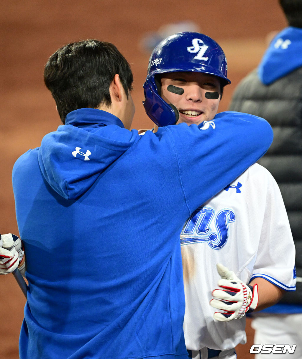 프로야구 삼성 라이온즈가 아직 플레이오프는 끝나지 않았다고 외쳤다. 김영웅의 미친 대활약에 힘입어 시리즈를 5차전으로 끌고 간다.삼성은 22일 대구 삼성 라이온즈파크에서 열린 '2025 신한 SOL뱅크 KBO리그' 포스트스진 플레이오프 4차전 한화 이글스와의 경기에서 7-4로 역전승을 거뒀다. 이로써 삼성은 시리즈 전적 2승2패를 만들며 승부를 5차전까지 끌고 갔다. 5차전은 오는 24일 대전 한화생명볼파크에서 열린다. 이날 김영웅이 동점 스리런 홈런과 역전 스리런 홈런을 연달아 뽑아내며 승리를 이끌었다. 김영웅은 이날 6타점을 더하면서 2017년 두산 오재일과 함께 단일 플레이오프 최다 타점(12타점) 타이를 이뤘다.7회말 1사 1,2루 삼성 김영웅이 역전 3점 홈런을 날린 뒤 원태인의 축하를 받고 있다. 6회 동점 3점 홈런에 이은 멀티 홈런. 2025.10.22 /cej@osen.co.kr