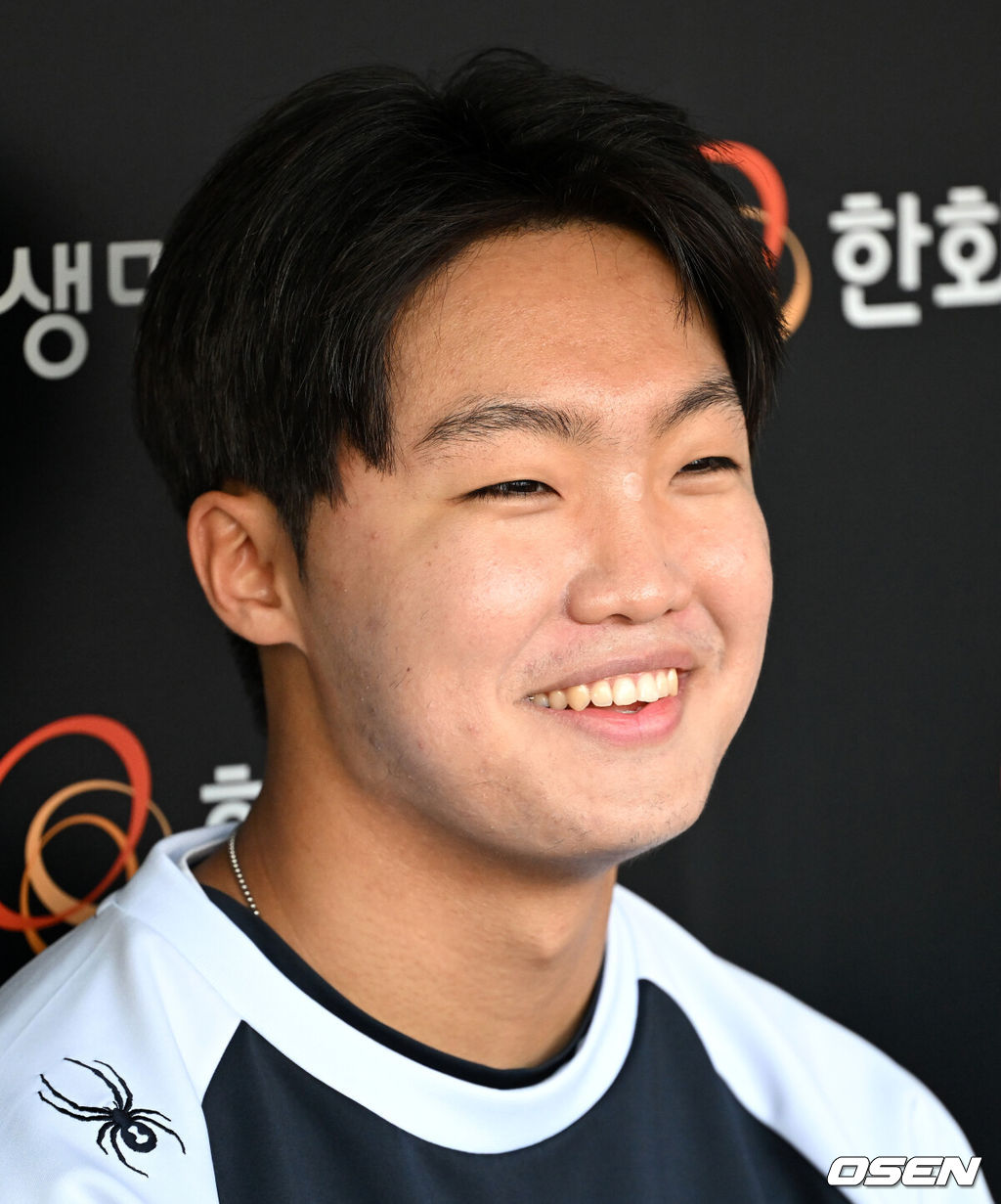 24일 오후 대전 한화생명볼파크에서 2025 신한 SOL Bank KBO리그 포스트시즌 플레이오프 5차전 한화 이글스와 삼성 라이온즈의 경기가 열렸다.한화는 코디 폰세, 삼성은 최원태를 선발 투수로 내세웠다.경기에 앞서 한화 정우주가 인터뷰를 하고 있다. 2025.10.24 /sunday@osen.co.kr