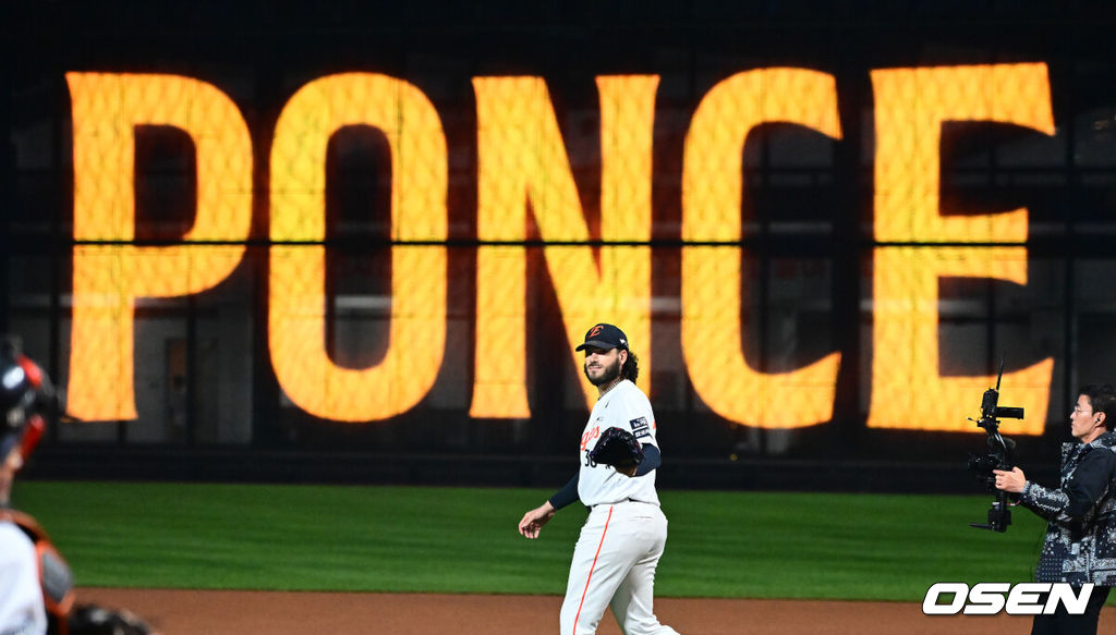 24일 오후 대전 한화생명볼파크에서 2025 신한 SOL Bank KBO리그 포스트시즌 플레이오프 5차전 한화 이글스와 삼성 라이온즈의 경기가 열렸다.한화는 코디 폰세, 삼성은 최원태를 선발 투수로 내세웠다.경기에 앞서 한화 폰세가 마운드에 오르고 있다. 2025.10.24 /jpnews@osen.co.kr