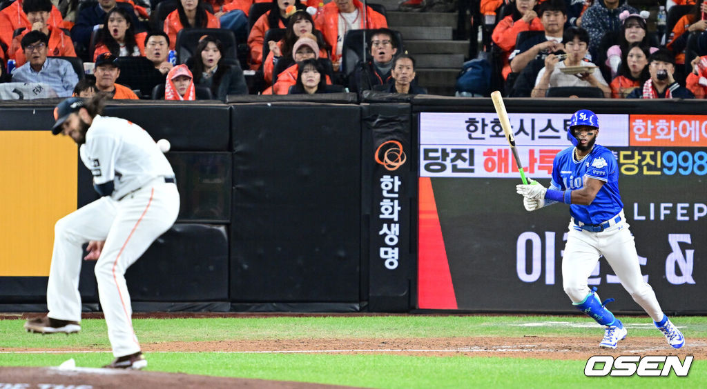 24일 대전 한화생명볼파크에서 ‘2025 신한 SOL Bank KBO리그’ 포스트시즌 플레이오프 5차전 삼성 라이온즈와 한화 이글스의 경기가 열렸다.한화는 코디 폰세, 삼성은 최원태를 선발로 내세웠다.3회초 1사 1루 상황 삼성 디아즈의 내야 땅볼 때 한화 선발 폰세가 타구에 몸을 맞고 있다. 2025.10.24 / dreamer@osen.co.kr