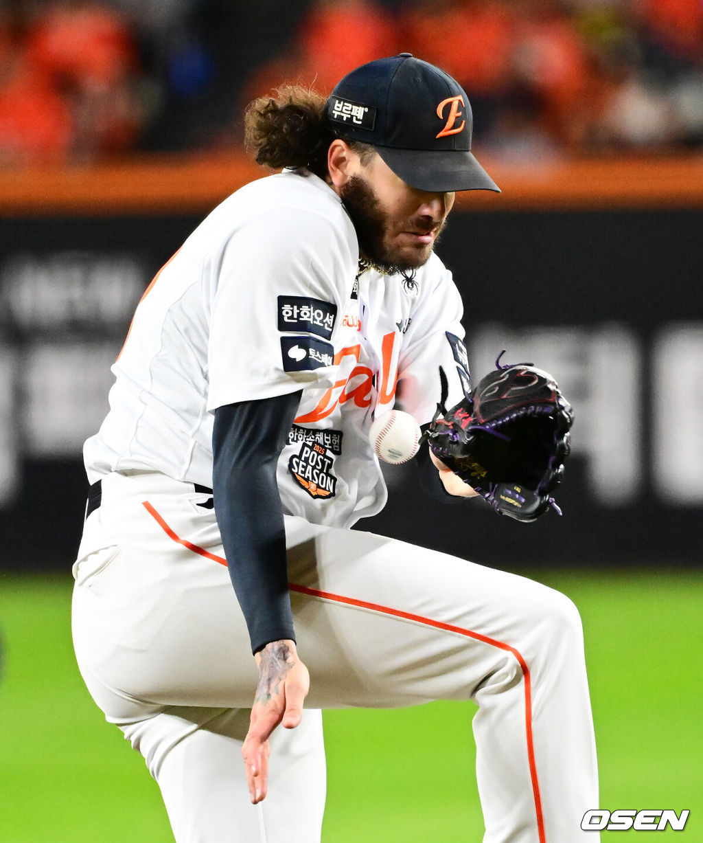 24일 오후 대전 한화생명볼파크에서 2025 신한 SOL Bank KBO리그 포스트시즌 플레이오프 5차전 한화 이글스와 삼성 라이온즈의 경기가 열렸다.한화는 코디 폰세, 삼성은 최원태를 선발 투수로 내세웠다.3회초 1사 1루에서 한화 폰세가 삼성 디아즈의 투수 땅볼 타구에 가슴 부위를 맞고 있다. 2025.10.24 /jpnews@osen.co.kr