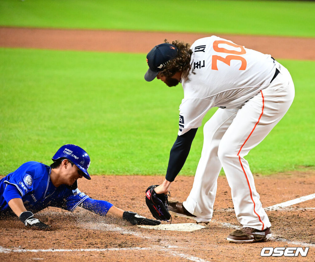 24일 오후 대전 한화생명볼파크에서 2025 신한 SOL Bank KBO리그 포스트시즌 플레이오프 5차전 한화 이글스와 삼성 라이온즈의 경기가 열렸다.한화는 코디 폰세, 삼성은 최원태를 선발 투수로 내세웠다.2회초 2사 3루에서 삼성 이재현이 김지찬의 스트라이크 낫아웃 포일에 한화 폰세에 앞서 홈에서 슬라이딩 세이프되고 있다. 2025.10.24 /jpnews@osen.co.kr