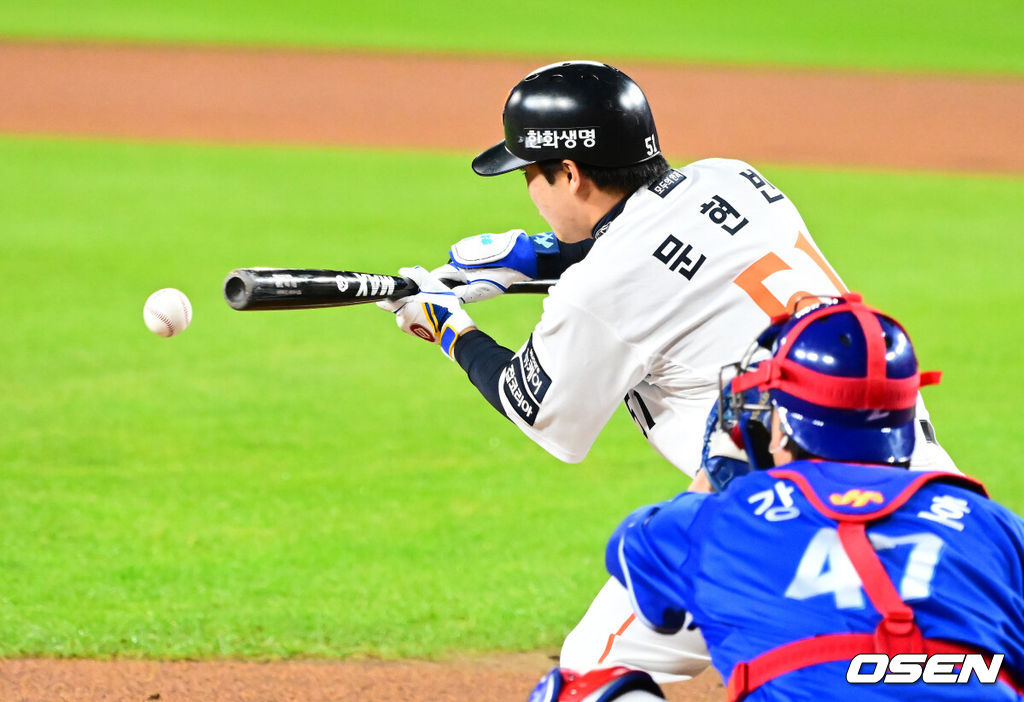 24일 오후 대전 한화생명볼파크에서 2025 신한 SOL Bank KBO리그 포스트시즌 플레이오프 5차전 한화 이글스와 삼성 라이온즈의 경기가 열렸다.한화는 코디 폰세, 삼성은 최원태를 선발 투수로 내세웠다.1회말 무사 1,2루에서 한화 문현빈이 보내기 번트에 성공하고 있다. 2025.10.24 /jpnews@osen.co.kr