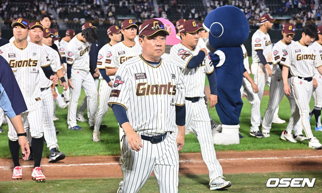 26일 부산 사직야구장에서 2025 신한 SOL 뱅크 KBO 리그 롯데 자이언츠와 삼성 라이온즈의 경기가 열렸다. 홈팀 롯데는 박준우가, 방문팀 삼성은 원태인이 선발 출전했다. 롯데 자이언츠 김태형 감독과 선수들이 2025시즌 마지막 경기를 끝내고 팬들에게 감사 인사를 마치고 들어가고 있다. 2025.09.26 / foto0307@osen.co.kr