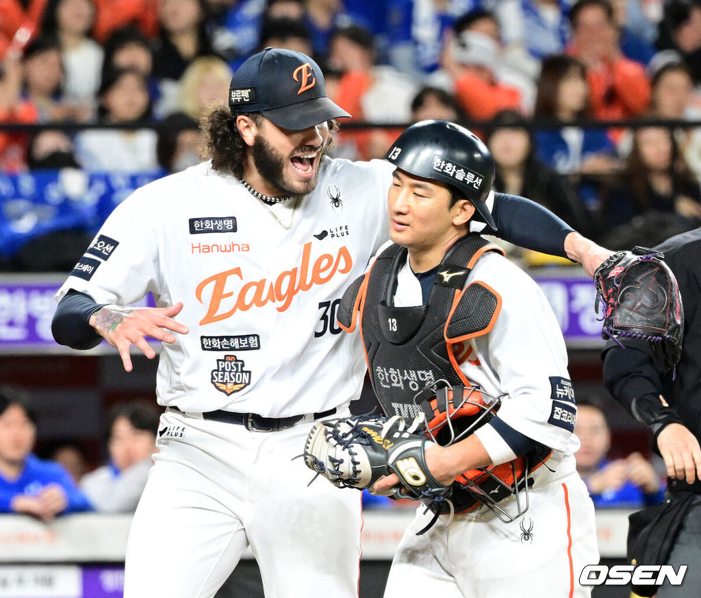 24일 오후 대전 한화생명볼파크에서 2025 신한 SOL Bank KBO리그 포스트시즌 플레이오프 5차전 한화 이글스와 삼성 라이온즈의 경기가 열렸다.한화는 코디 폰세, 삼성은 최원태를 선발 투수로 내세웠다.3회초 2사 1,2루에서 한화 폰세가 호수비를 펼친 포수 최재훈의 마스크를 건네며 환호하고 있다. 2025.10.24 /sunday@osen.co.kr